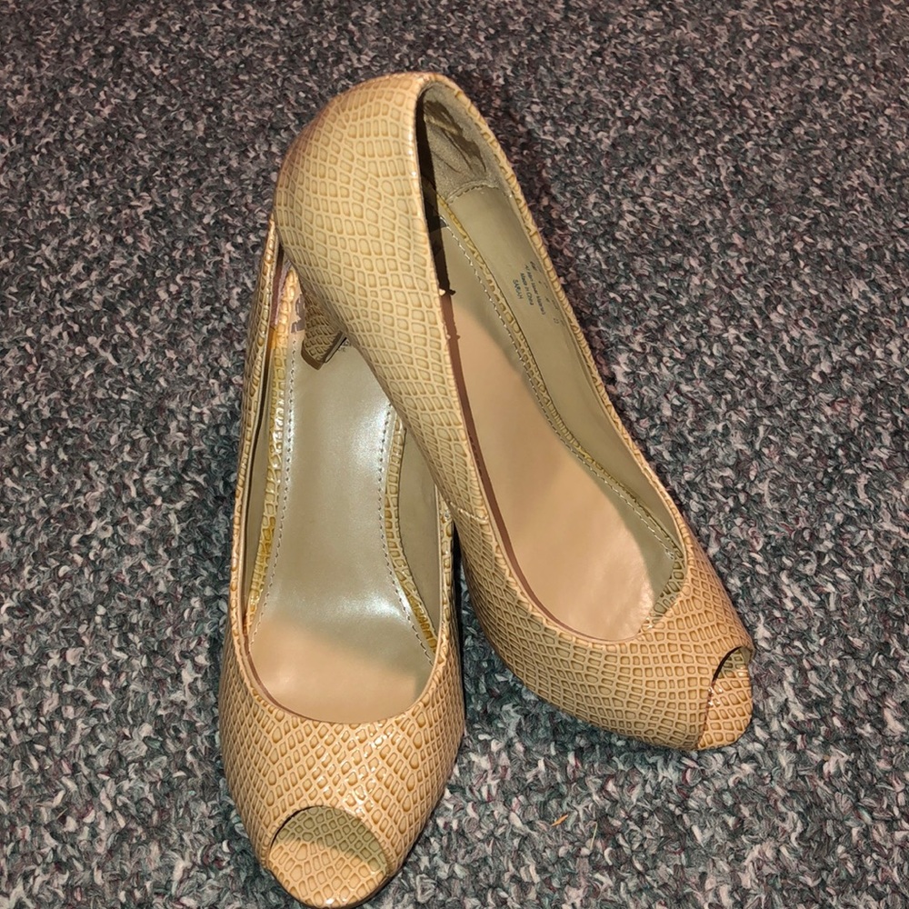 Nude peek toe pump